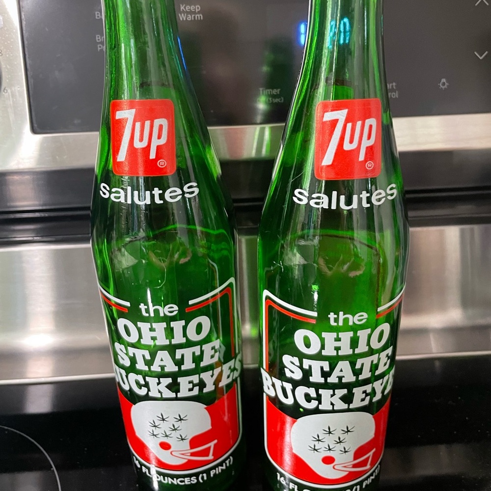 2 Vintage 1972 Big 10 Football Soda POP Bottle: 7 UP SALUTES OHIO STATE BUCKEYES